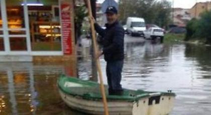 Απίστευτες εικόνες σε χωριό στο Μεσολόγγι:Με βάρκες στους πλημμυρισμένους δρόμους οι κάτοικοι (pics)