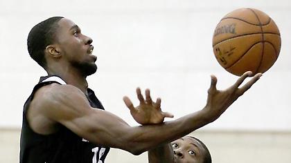 Ελεύθερος από Χιτ ο Οκάρο Γουάιτ!