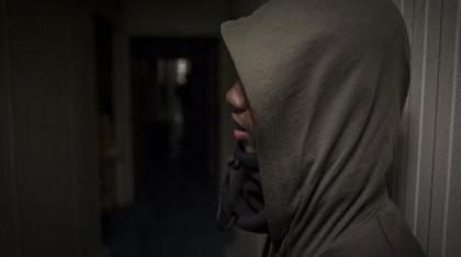 Αδιανόητη απανθρωπιά: Γερμανοί ενθάρρυναν έφηβο μετανάστη να πηδήξει από τον πέμπτο όροφο