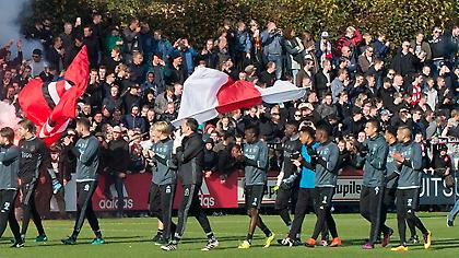 Χαλασμός και παραλίγο τραυματίες από οπαδούς του Άγιαξ στην προπόνηση (video)