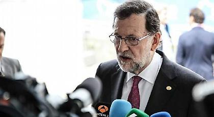 Ισπανία: Οι Σοσιαλιστές κάνουν χώρο και αφήνουν τον Ραχόι να σχηματίσει κυβέρνηση