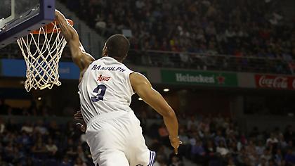 Απίστευτο κάρφωμα Ράντολφ: Πήδηξε πάνω από αντίπαλο! (video)