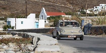 Εντυπωσίασαν τα ιστορικά αυτοκίνητα στη Μύκονο