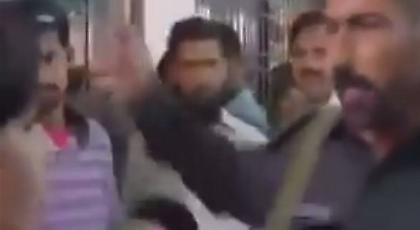 Πακιστάν: Αστυνομικός χαστούκισε δημοσιογράφο (video)