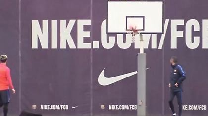 Ο Μέσι σκοράρει (με το πόδι και) σε μπασκέτα! (video)