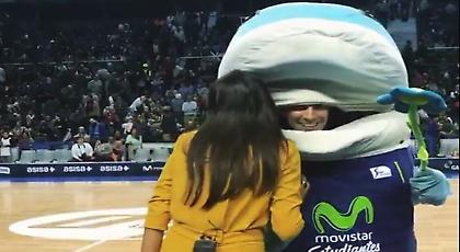 Η μασκότ της Εστουδιάντες την «πέφτει» σε δημοσιογράφο (video)