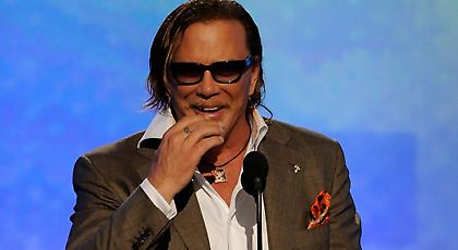 Η νέα εμφάνιση του Μίκι Ρουρκ που έχει γίνει viral