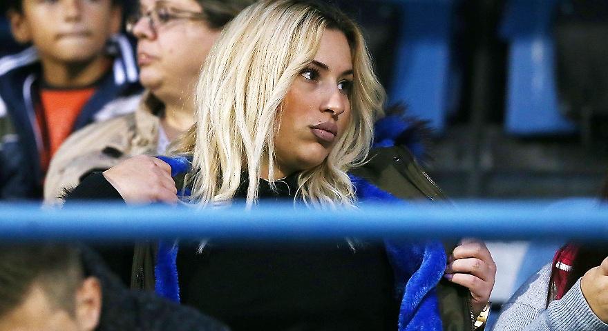 Τι κάνουν μια ξανθιά και μια μελαχρινή στη Βέροια; Τρελαίνουν κόσμο! (pics)