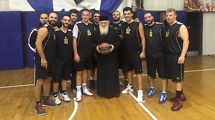 Ο Αρχιεπίσκοπος Ιερώνυμος σε ερασιτεχνικό αγώνα μπάσκετ!