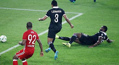 Όταν δείχνεις τη φανέλα στον κόσμο του Ολυμπιακού...