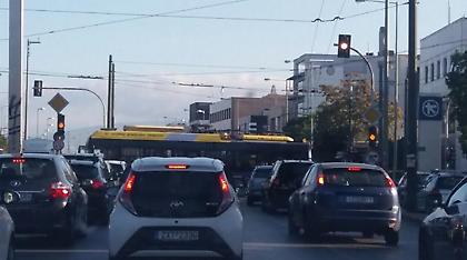 Μποτιλιάρισμα στην Κηφισίας – Τρόλεϊ έμεινε από βλάβη στην μέση του δρόμου