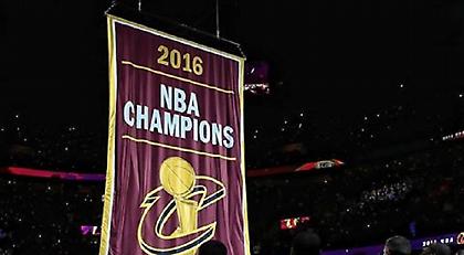 Ο Λεμπρόν κρέμασε το μπάνερ των πρωταθλητών και κάρφωσε (video)