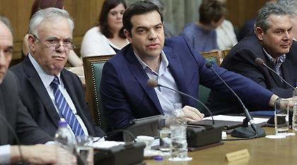 Ανασχηματισμός: Δώδεκα υπουργοί σε αναμμένα κάρβουνα