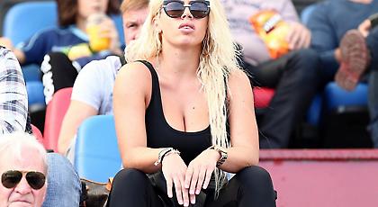 Η ξανθιά που τράβηξε τα βλέμματα στη Νέα Σμύρνη