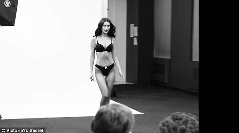 Η Bella Hadid με μαύρο εσώρουχο κάνει το ντεμπούτο της ως «αγγελάκι»