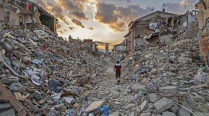 «Η πόλη μας τελείωσε»: Σκηνές καταστροφής από τον τριπλό σεισμό στην Ιταλία