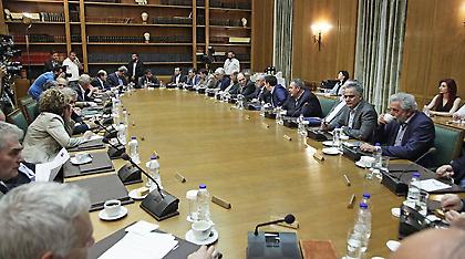 Η «Αυγή» βάζει φρένο στα σενάρια για ανασχηματισμό