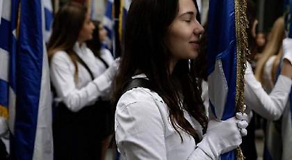 Θεσσαλονίκη: Τα γέλια στην εξέδρα, ο δρομέας και... τα απρόοπτα της μαθητικής παρέλασης (pics)