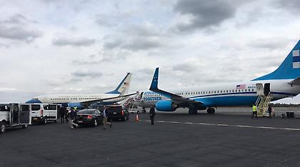 Μποτιλιάρισμα... από τα αεροσκάφη της Χίλαρι και της Μισέλ