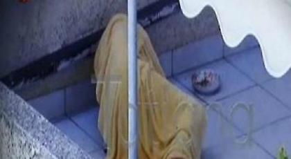 Σύγχρονο Κωσταλέξι στην καρδιά της Αθήνας: Ο 86χρονος που κοιμάται και κάνει μπάνιο στο μπαλκόνι του