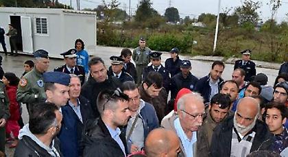 Τα... άκουσε ο Βίτσας από τους πρόσφυγες στα Τρίκαλα -Υποσχέθηκε να τους φτιάξει λαχανόκηπο!