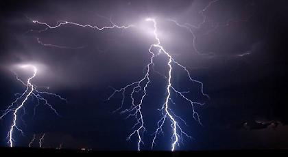 Ξεκίνησε η κακοκαιρία - Ισχυρές βροχές και καταιγίδες με τσουχτερό κρύο (video)