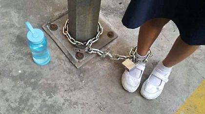 Μητέρα αλυσόδεσε την κόρη της σε πάρκινγκ επειδή έκανε κοπάνα από το σχολείο