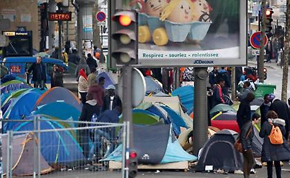 Στους δρόμους του Παρισιού «μετακομίζει» η «Ζούγκλα» του Καλαί