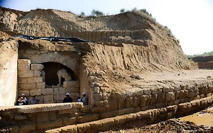 Η μεγαλοπρεπής είσοδος για τον νεκρό ήρωα της Αμφίπολης