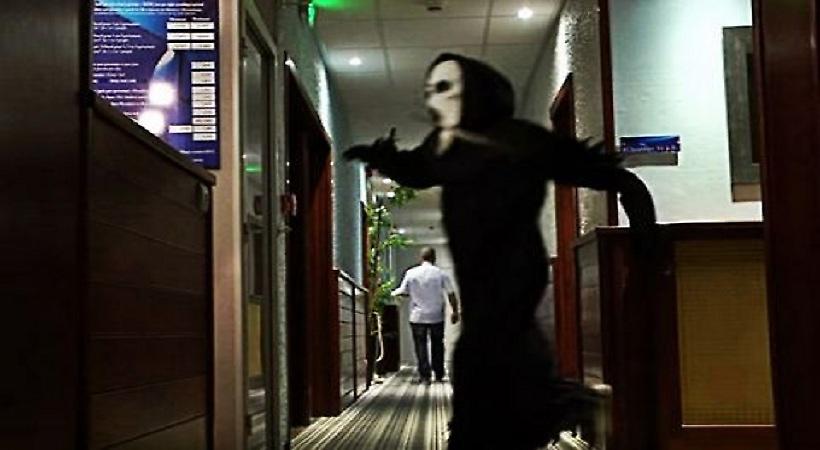 H νέα φάρσα που έκανε έναν ξενοδόχο να τρέχει πανικόβλητος! (video)