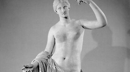 Σερβιτόρος στο Βρετανικό Μουσείο έσπασε το χέρι αρχαίου αγάλματος