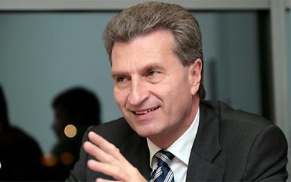 Θύελλα αντιδράσεων από τις ρατσιστικές και ομοφοβικές δηλώσεις του Έτινγκερ