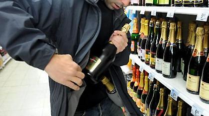 Ο ένας έκλεβε αλκοολούχα ποτά στη Λάρισα και η άλλη ρούχα στα Τρίκαλα