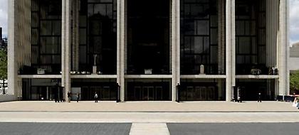 Περίεργο περιστατικό στην Μετροπόλιταν Οπερα: Εκκενώθηκε όταν θεατής σκόρπισε την τέφρα φίλου του