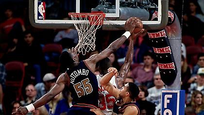 Αποσύρθηκε η φανέλα του Μουτόμπο (video)