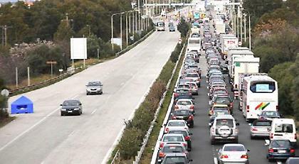 Γολγοθάς επιστροφής των εκδρομέων -Ουρές χιλιομέτρων στην Πατρών-Αθηνών