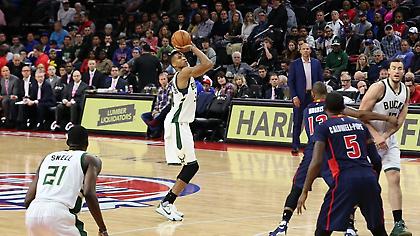 Άγγιξε το τριπλ-νταμπλ ο Αντετοκούνμπο, ζόρια για Γουόριορς