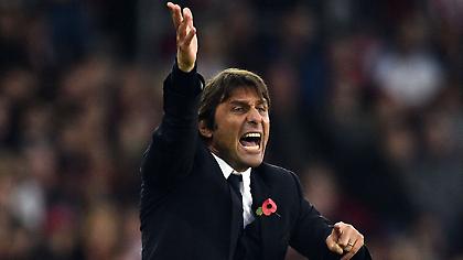 Τρελαμένος ο Κόντε, μοιράζει αγκαλιές (video)