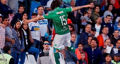 Ποδοσφαιριστής ανέβηκε στην κερκίδα και κλώτσησε οπαδό (video)