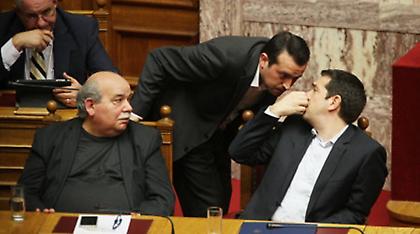 «Παγώνει» και το νόμο-γέφυρα για τις τηλεοπτικές άδειες η Κυβέρνηση