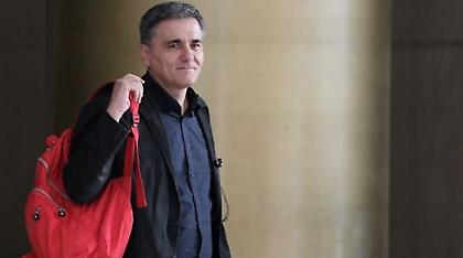 «Ψάχνουν» ισοδύναμα και περικοπές 400 εκατ. από το Υπουργείο Άμυνας