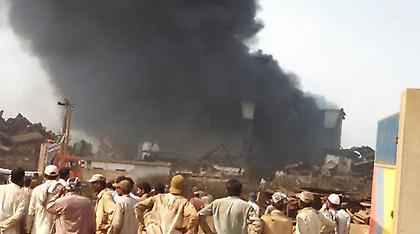 Ισχυρή έκρηξη σε τάνκερ στο Πακιστάν - Τουλάχιστον 10 νεκροί και 200 εγκλωβισμένοι