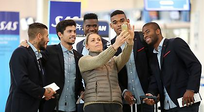 Αναχώρηση με χαμόγελα και selfies για Ολυμπιακό (pics)