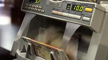 Διχάζει και την κυβέρνηση ο «ακατάσχετος» λογαριασμός