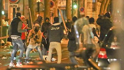 Απίστευτες συμπλοκές προσφύγων στους δρόμους του Παρισιού (pics)