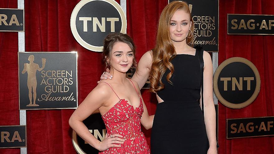 Μας ρίχνουν στα πατώματα οι αδελφές Σταρκ του Game of Thrones με τη σέξι φωτογραφία στο μπάνιο