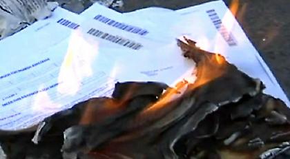 Συνταξιούχοι στη Θεσσαλονίκη έκαψαν τις επιστολές Κατρούγκαλου