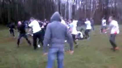 Βίντεο-σοκ: Ρώσοι χούλιγκαν κάνουν «καλλιστεία» άγριου ξύλου για τους πιο δυνατούς για το Μουντιάλ