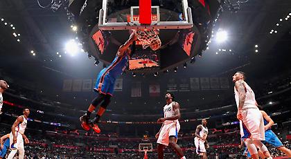 Το απίθανο κάρφωμα του Γουέστμπρουκ που χειροκρότησε μέχρι και ο ιδιοκτήτης των Κλίπερς (video)