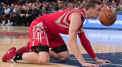 Η γκάφα της χρονιάς από τον Σαμ Ντέκερ (video)